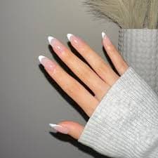 Uñas largas en almendra con base rosa translúcido y puntas francesas blancas