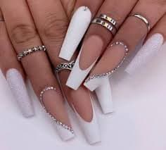 Uñas largas forma coffin en blanco con escarcha y acentos de cristales brillantes