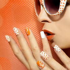 Uñas cuadradas de base blanca con lunares naranja mandarina pintados a mano